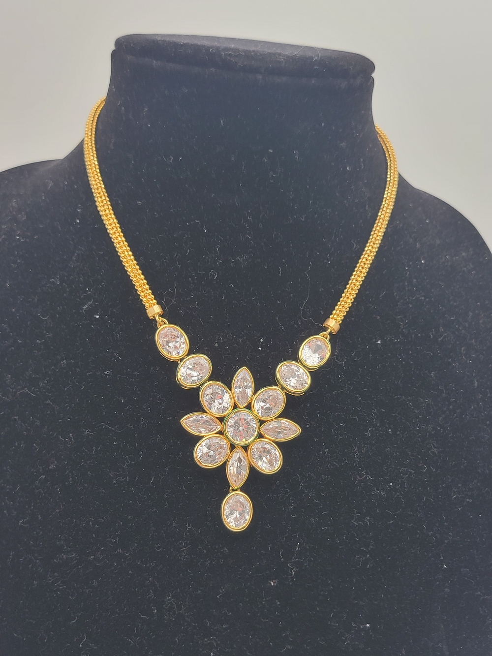 Modern Gold tone Glass Flower Choker Necklace